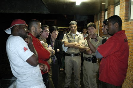 Culturas jovem e policial em diálogo